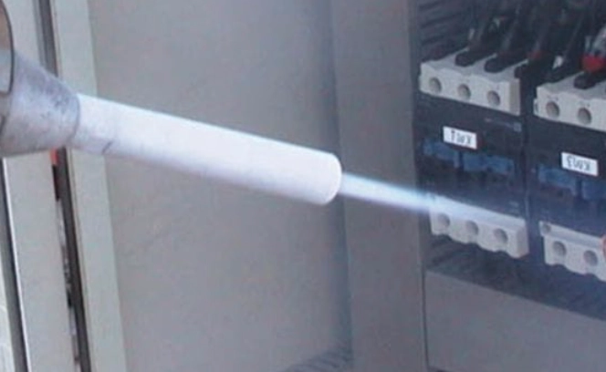 Czyszczenie rozdzielni elektrycznych suchym lodem